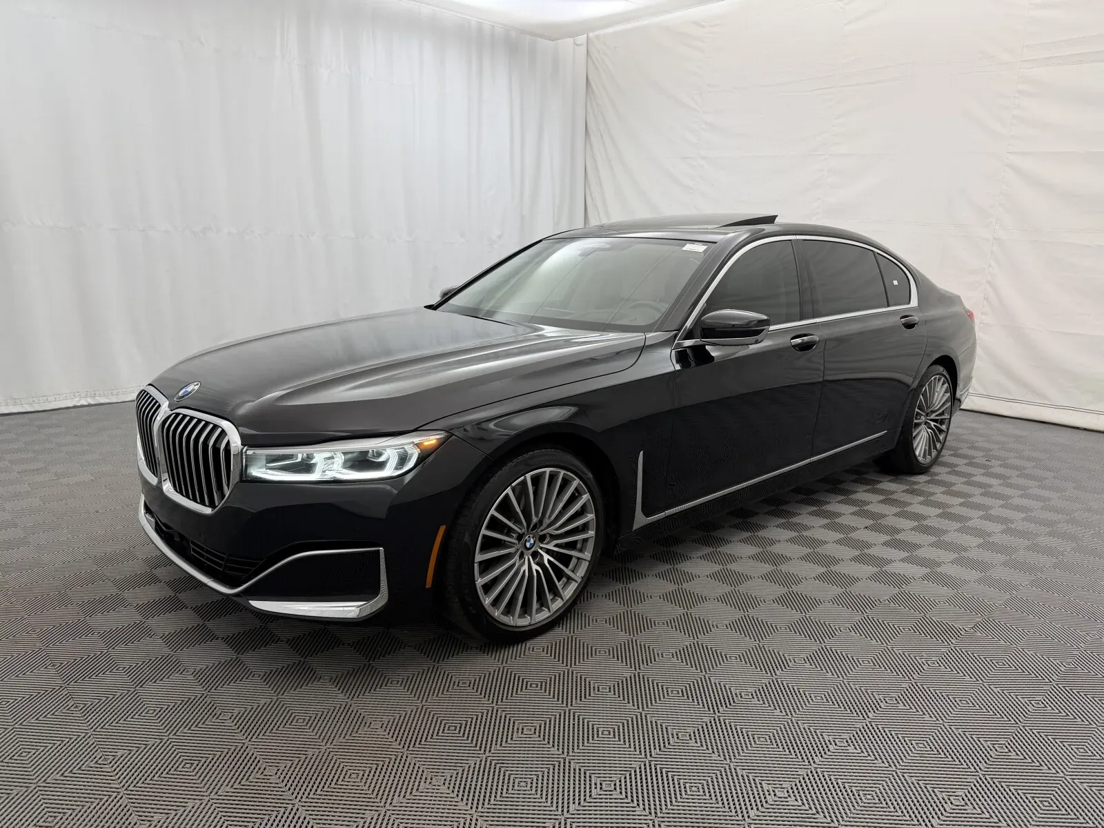 BMW 7 Series photo 2