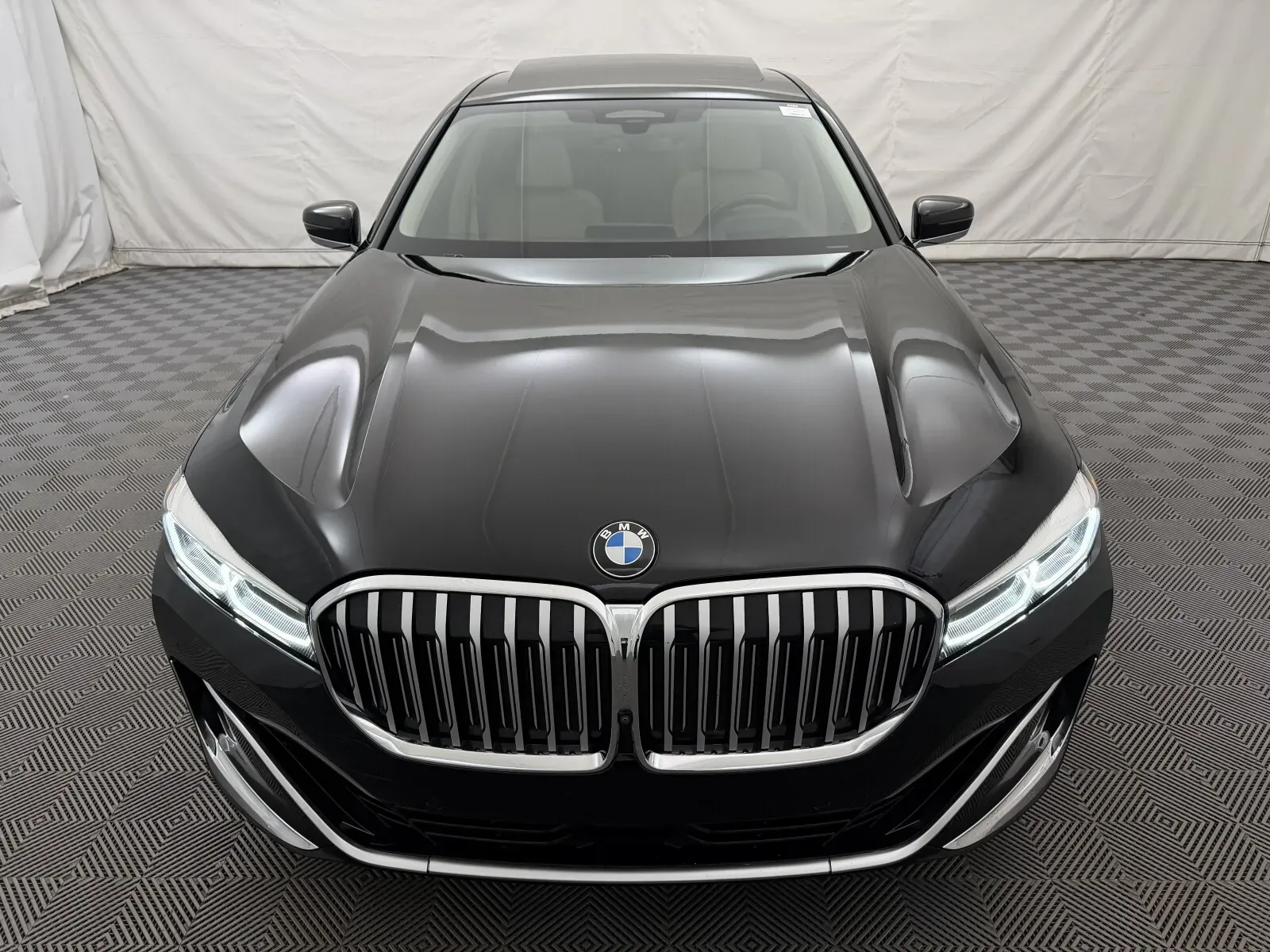 BMW 7 Series photo 3