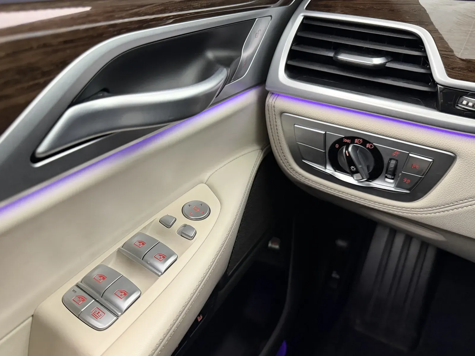BMW 7 Series photo 18