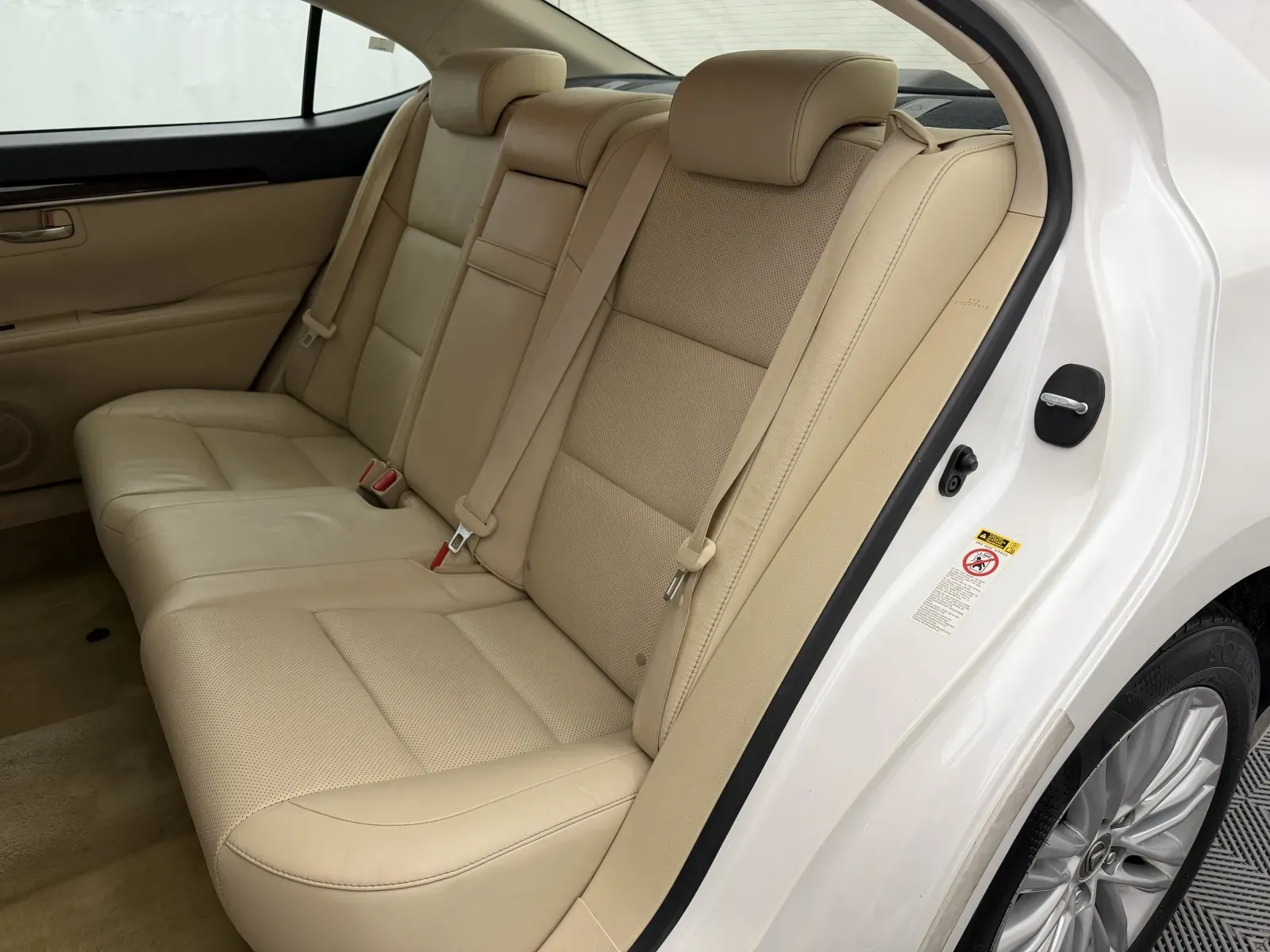Lexus ES photo 21