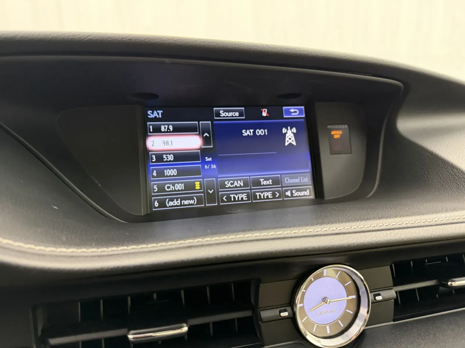 Lexus ES photo 14