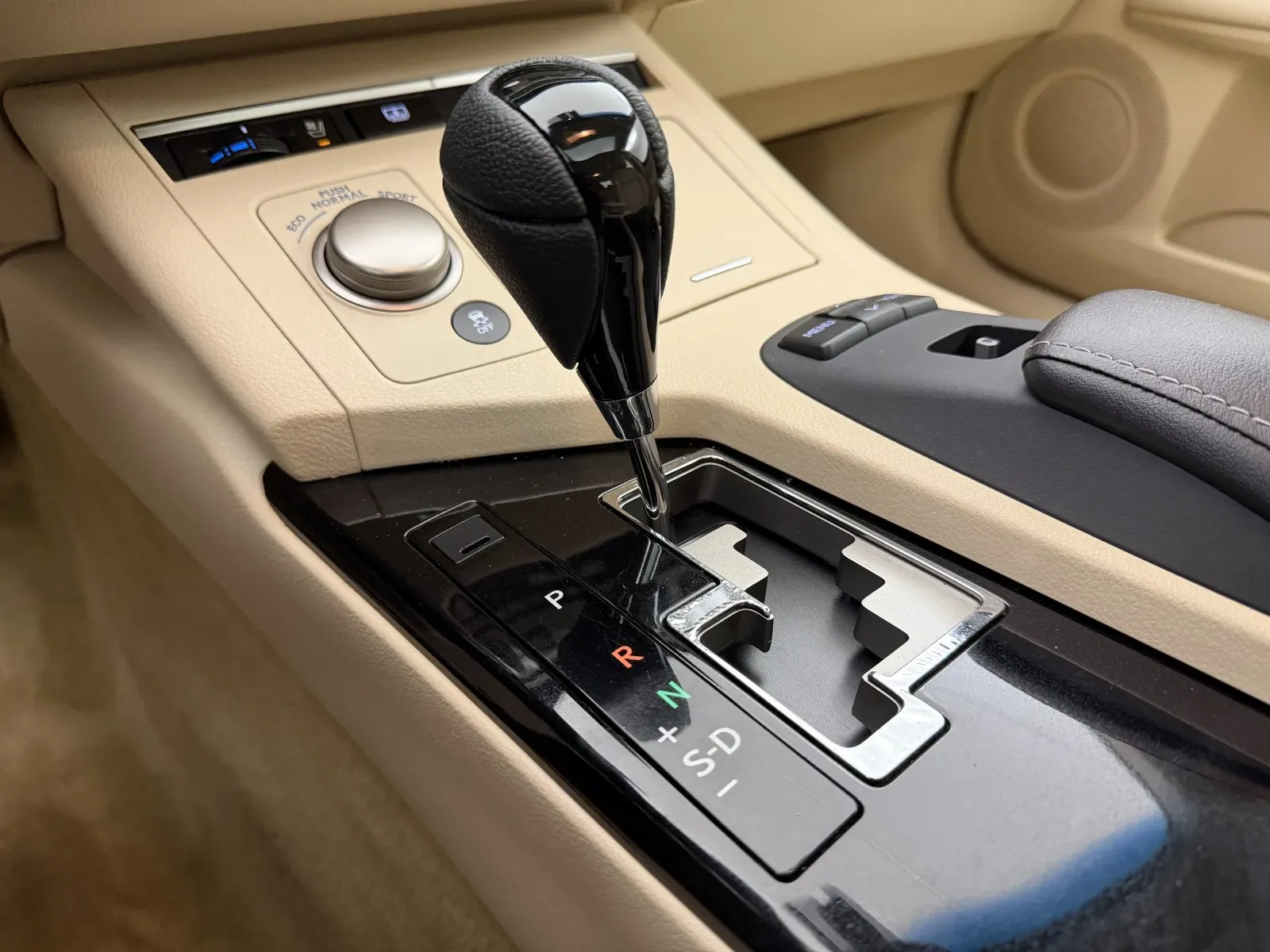 Lexus ES photo 20