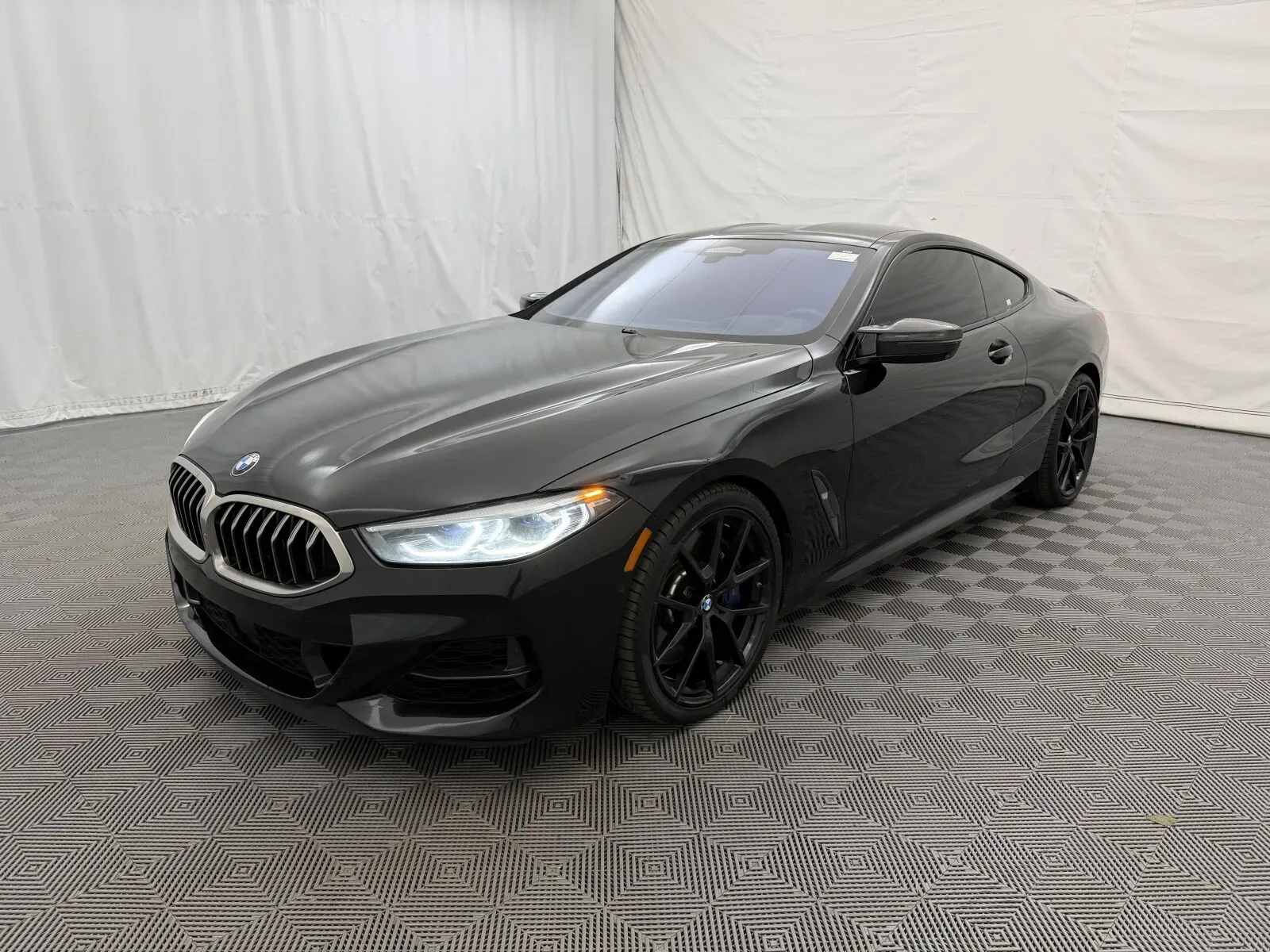 BMW 8 Series photo 2