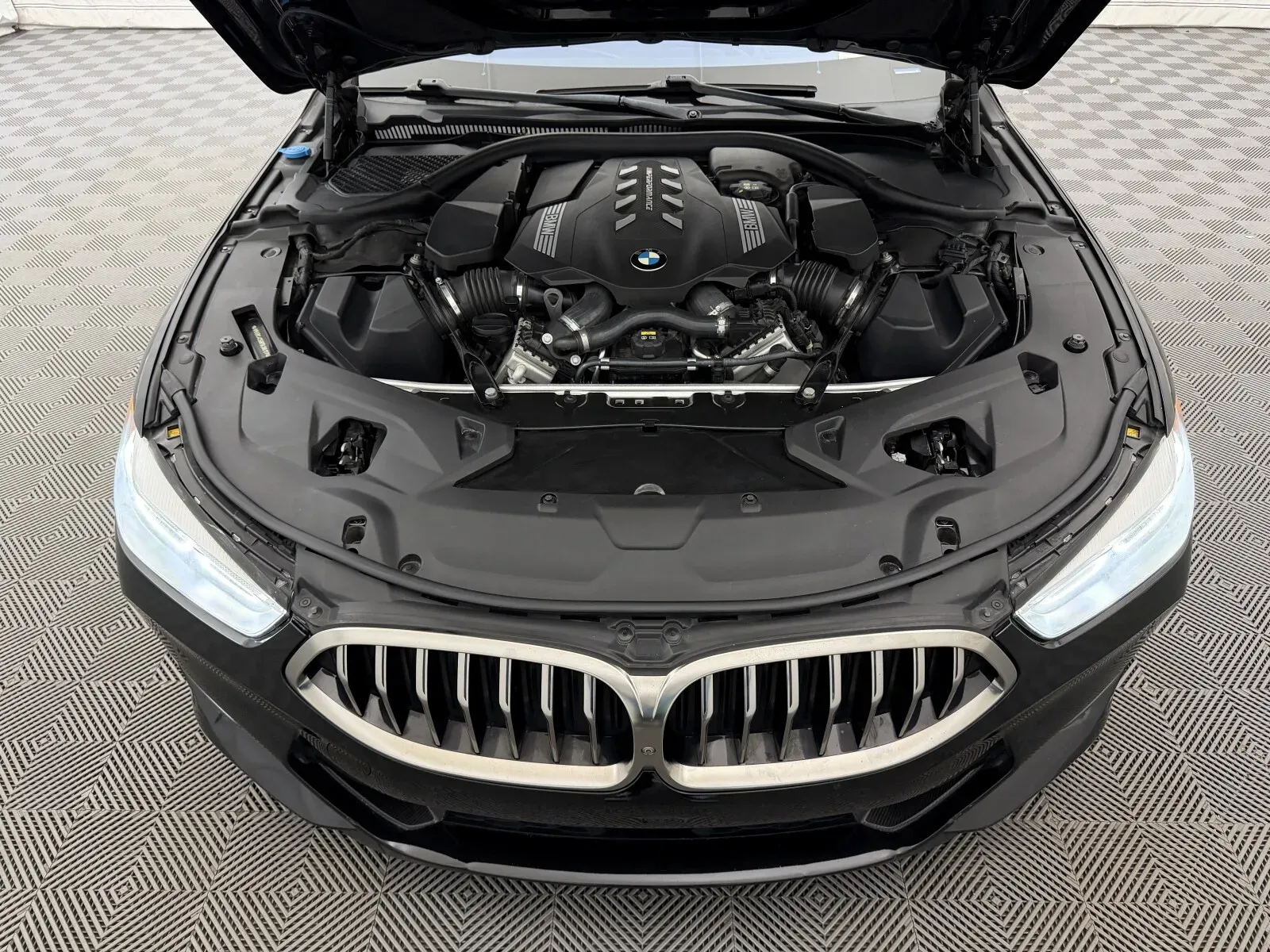 BMW 8 Series photo 38