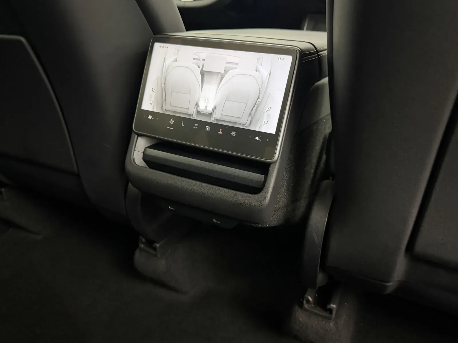 Tesla Model Y photo 29