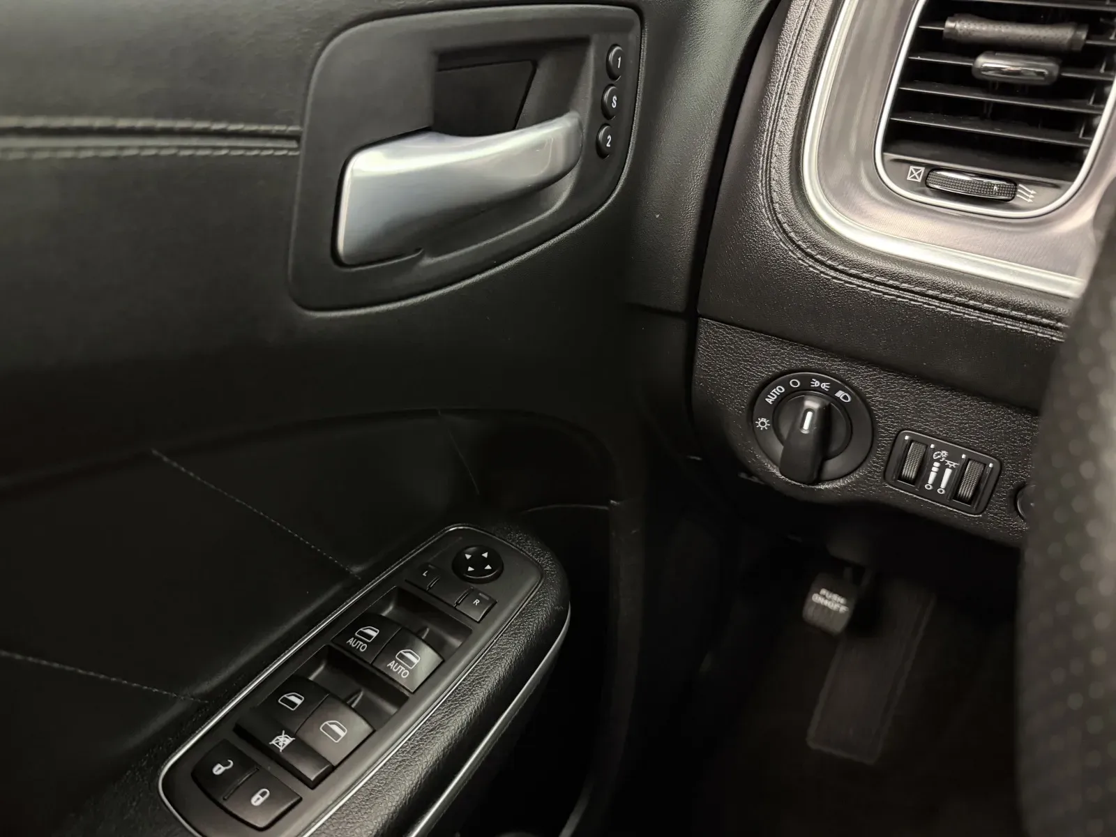 Dodge Charger photo 17