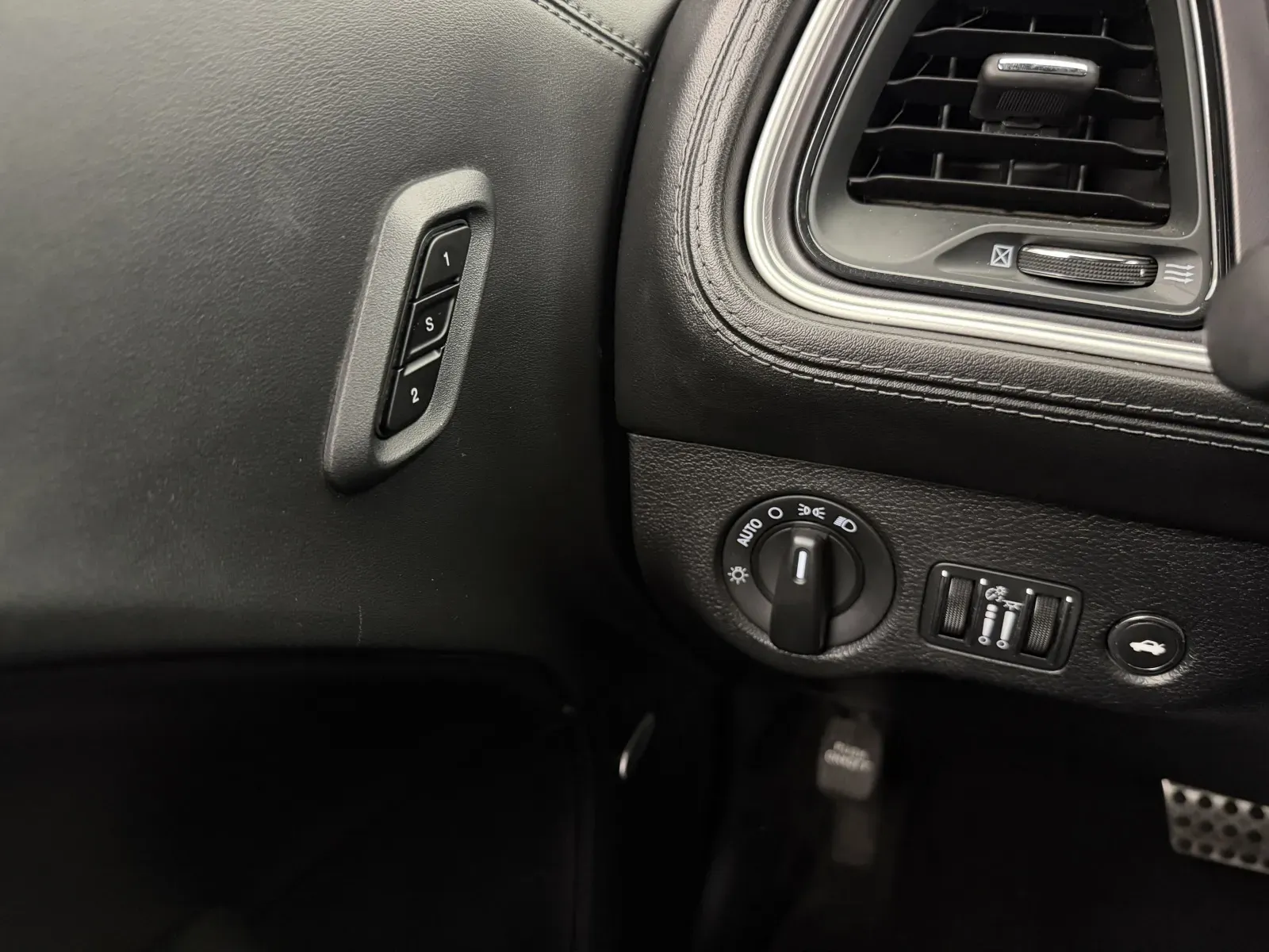 Dodge Challenger photo 17