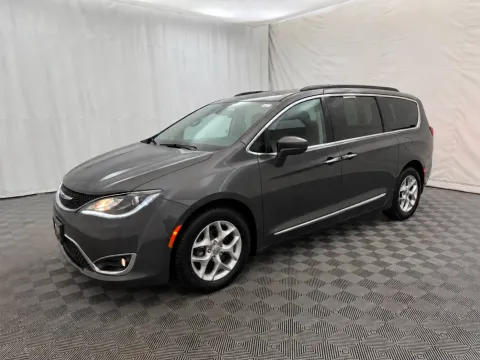 Photos of 2017 Chrysler Pacifica Touring-L for sale in Arlington Heights, IL at Autos of Chicago