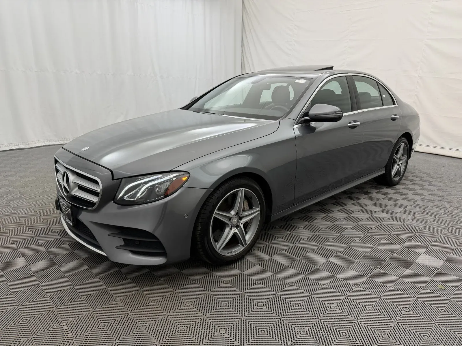Mercedes-Benz E-Class photo 2