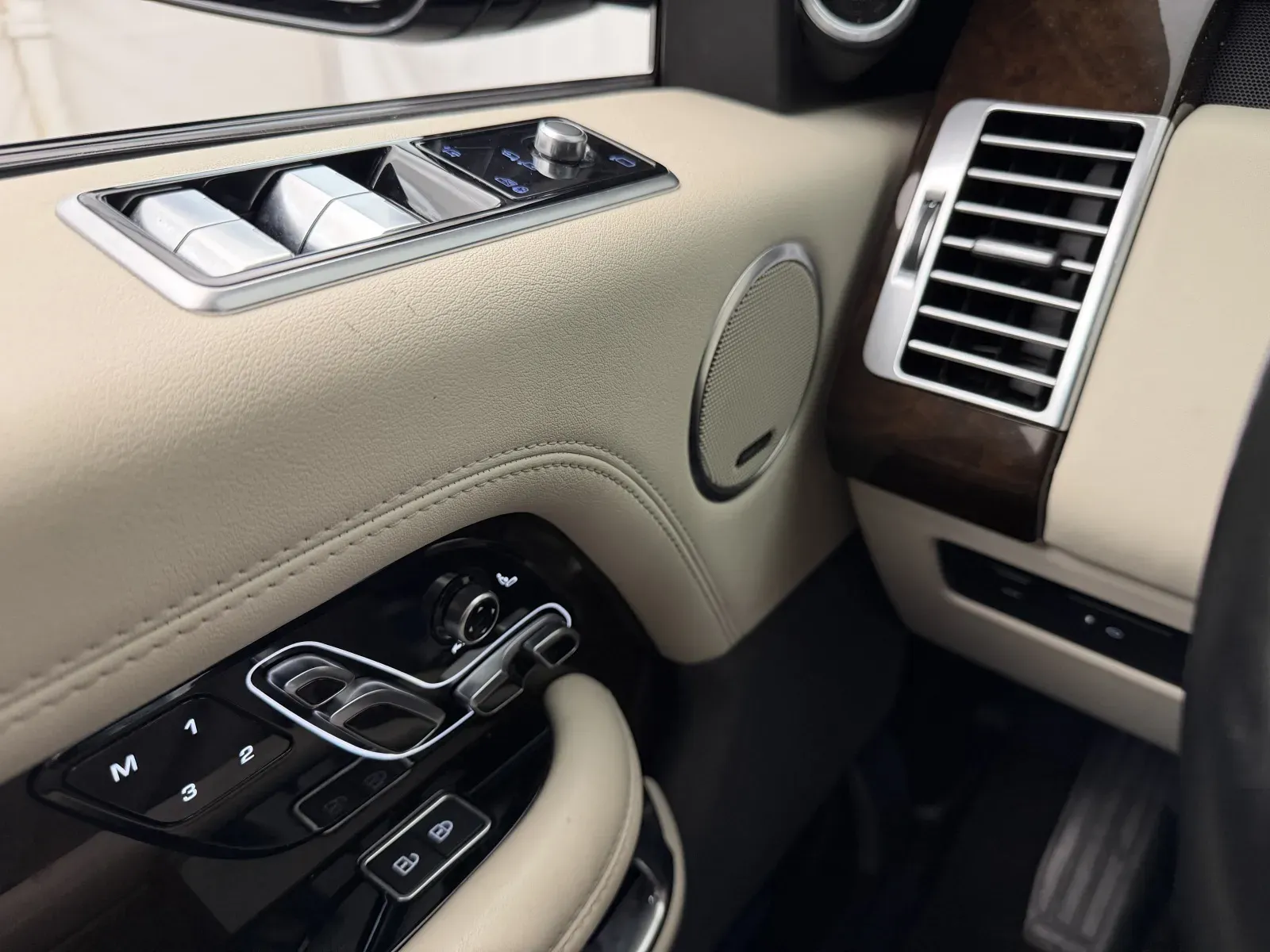 Land Rover Range Rover photo 9