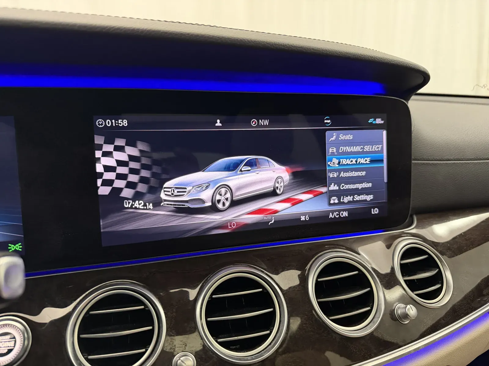 Mercedes-Benz E-Class photo 36
