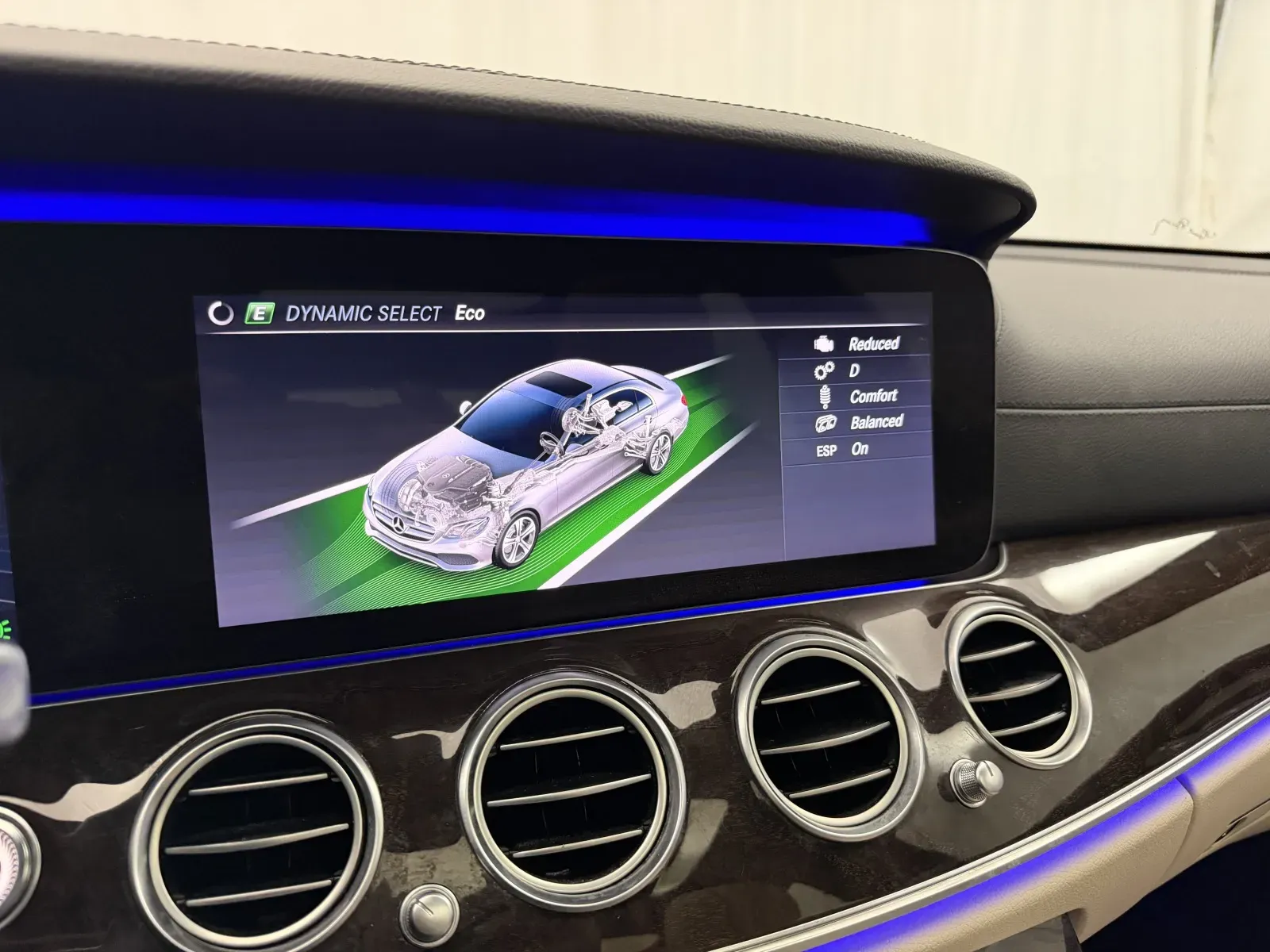 Mercedes-Benz E-Class photo 31
