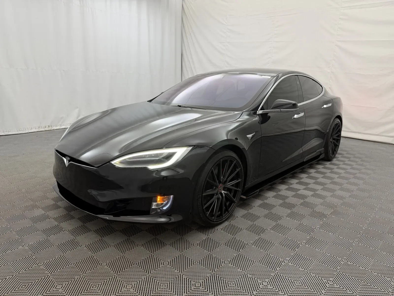 Tesla Model S photo 2
