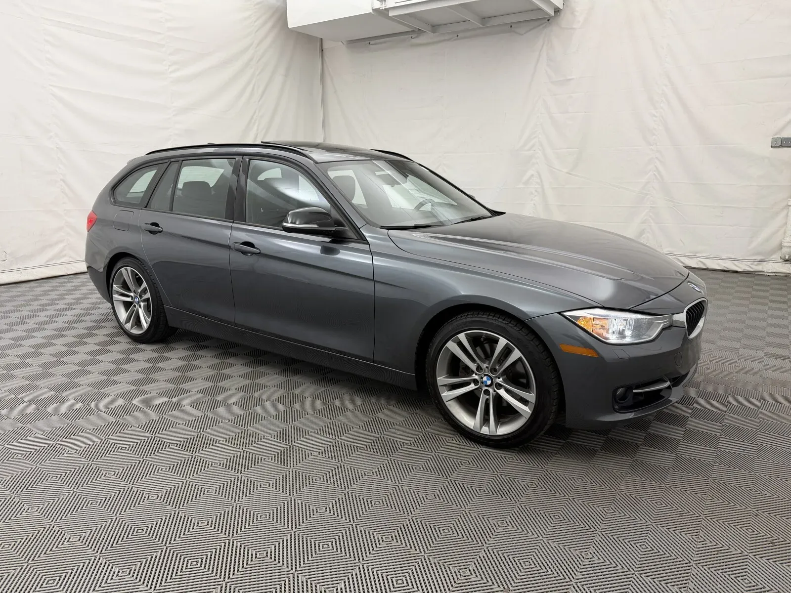 BMW 3 Series photo 4