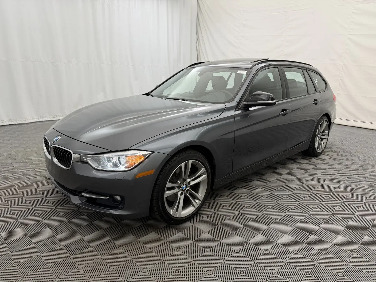 BMW 3 Series photo 2