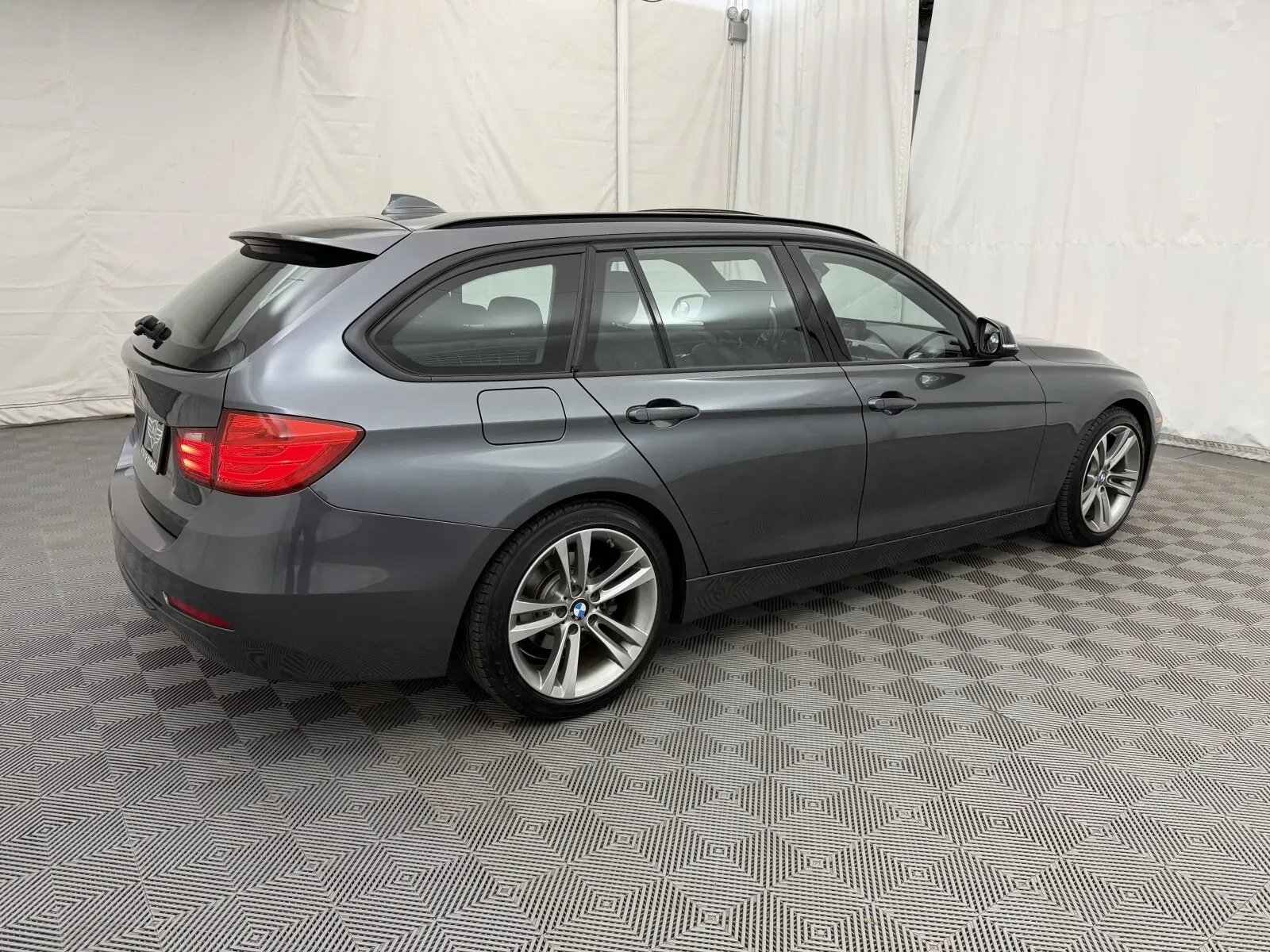 BMW 3 Series photo 5