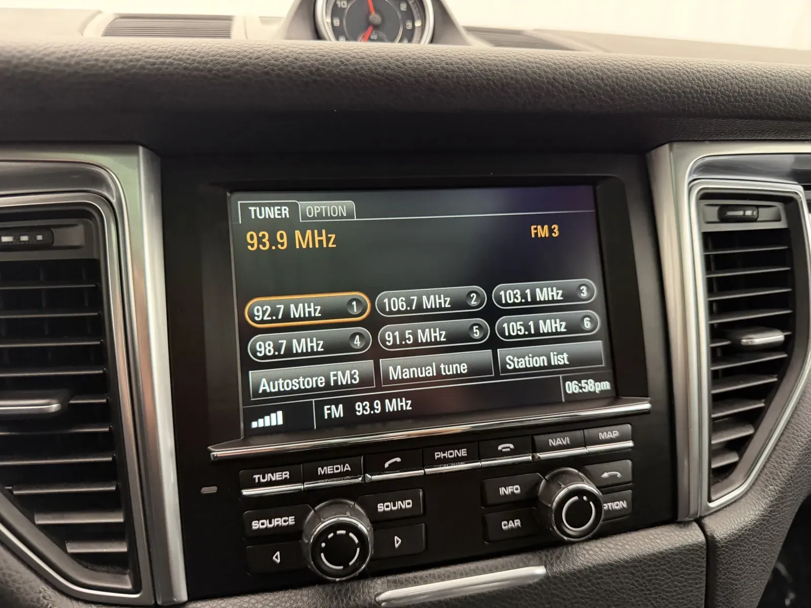 Porsche Macan photo 15