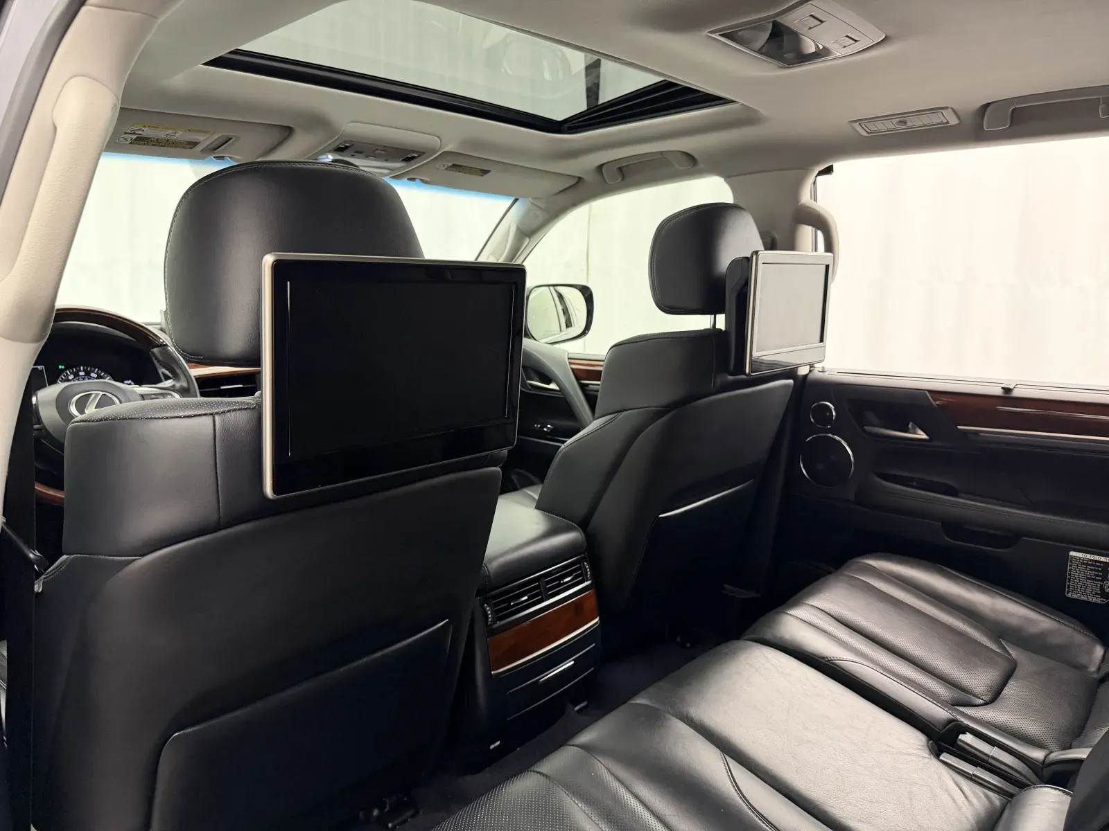 Lexus LX photo 29