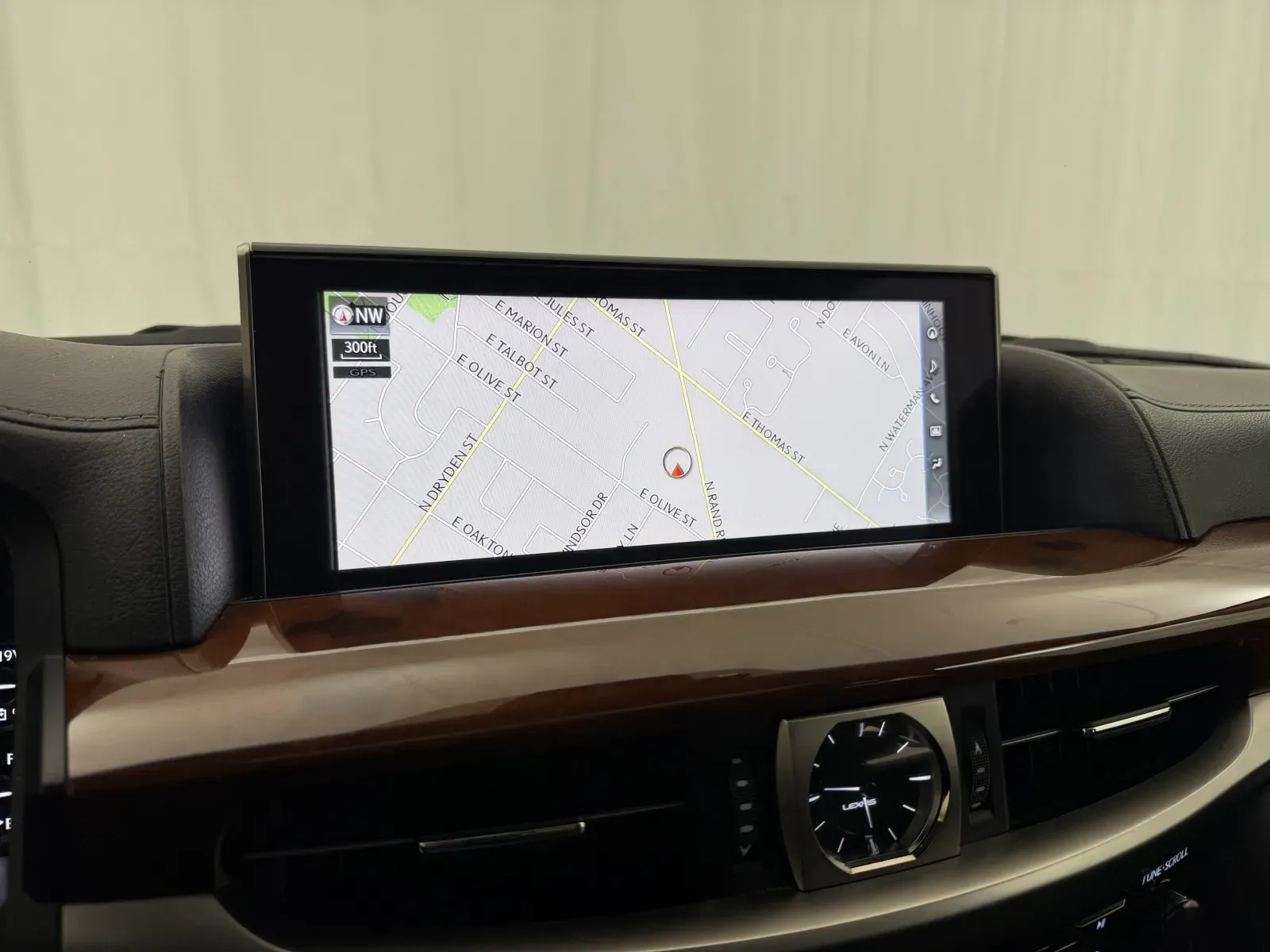 Lexus LX photo 22