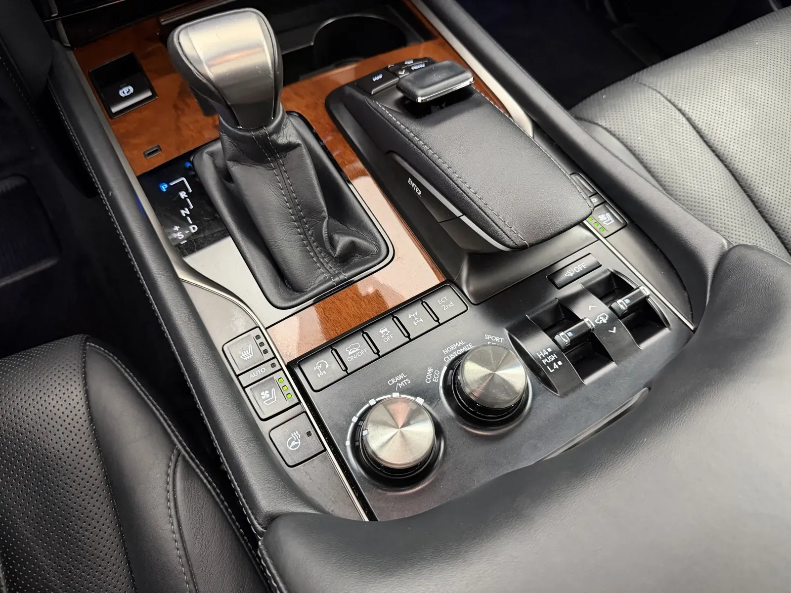 Lexus LX photo 25