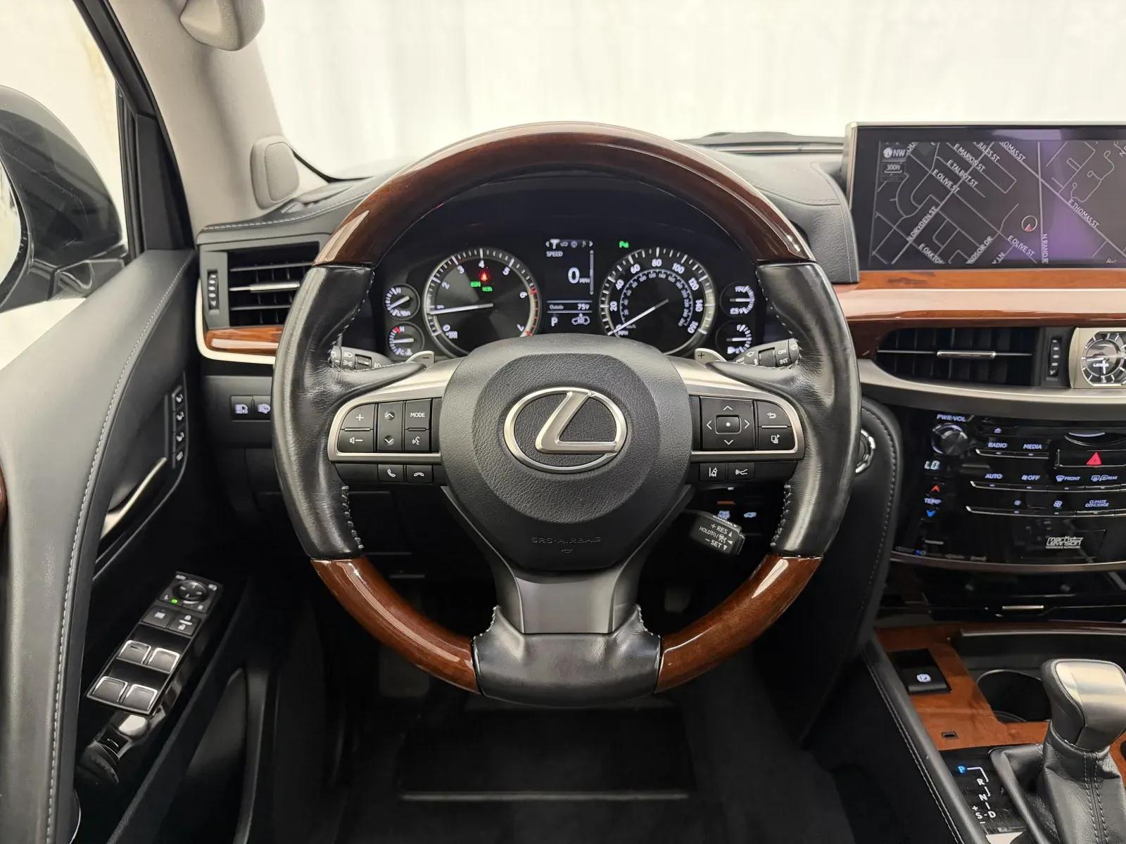 Lexus LX photo 6