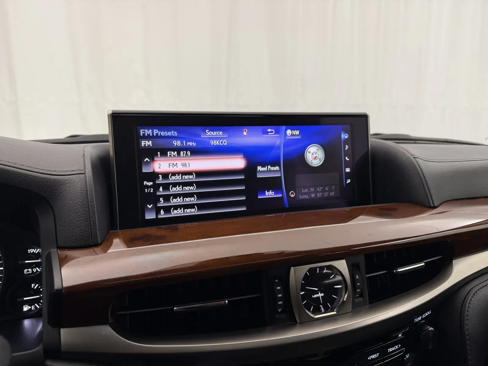 Lexus LX photo 19
