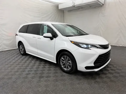 More photos of 2024 Toyota Sienna LE at Autos of Chicago, IL