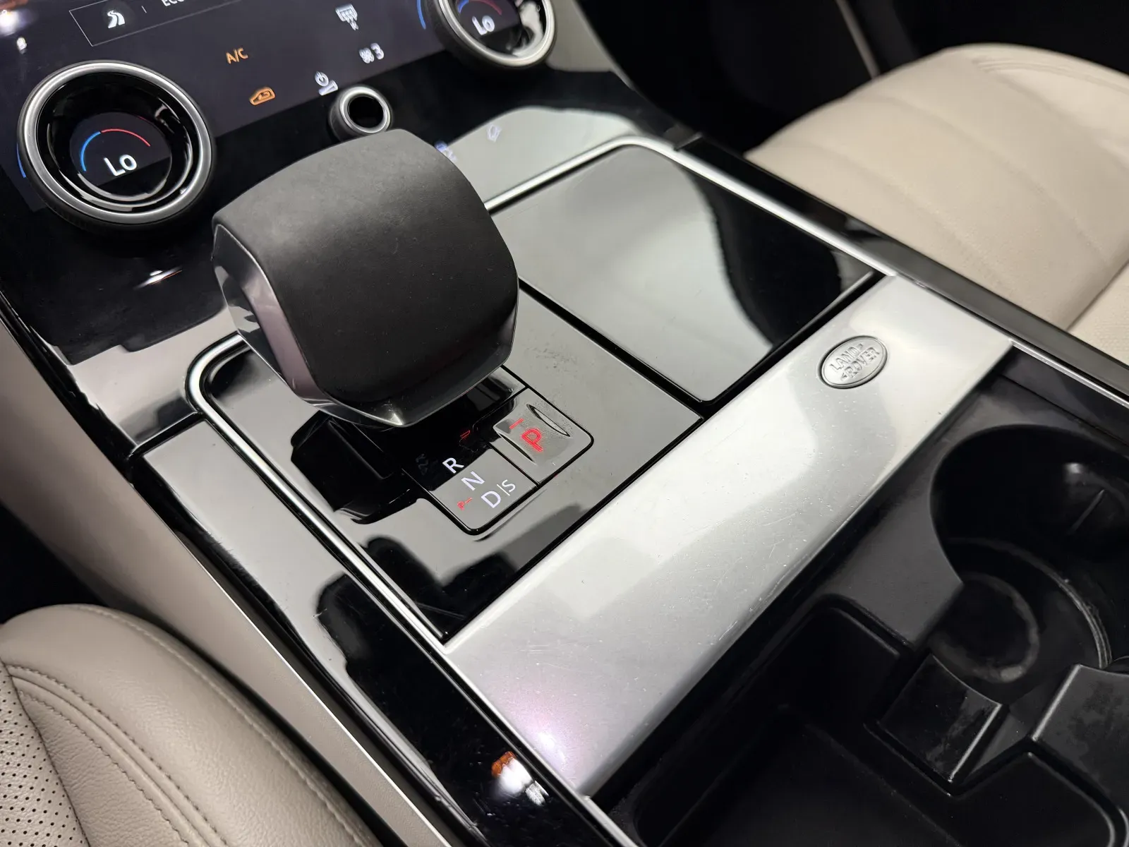 Land Rover Range Rover Velar photo 41
