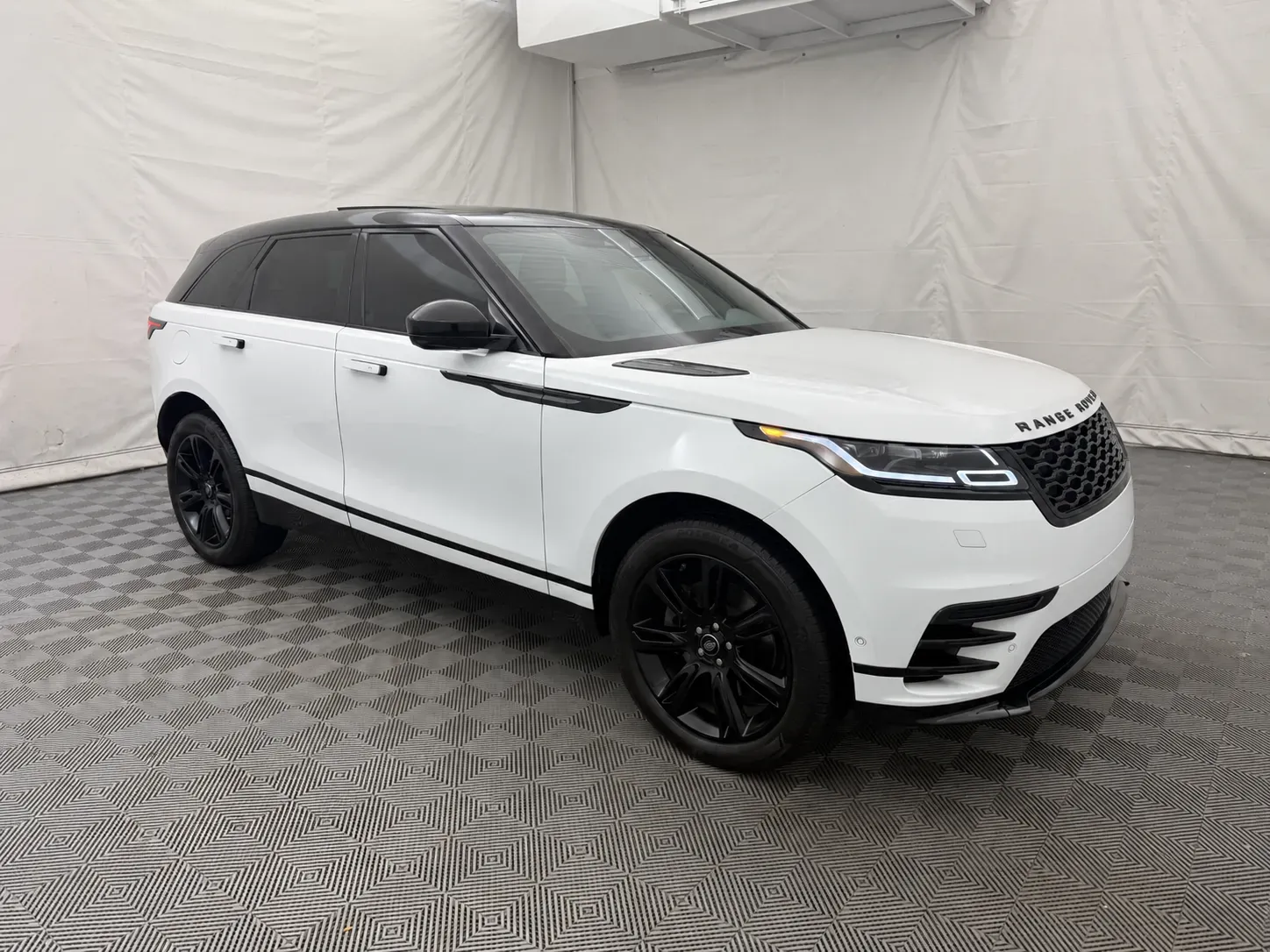 Land Rover Range Rover Velar photo 4