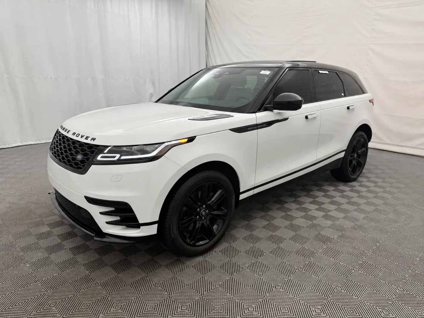 Land Rover Range Rover Velar photo 2