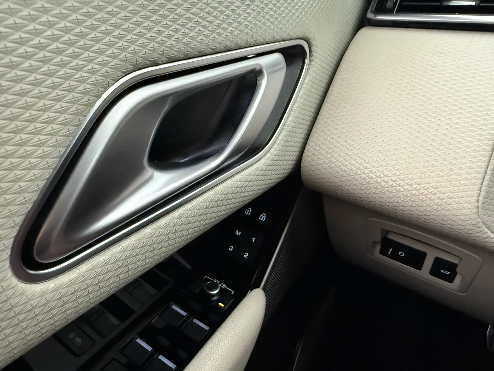 Land Rover Range Rover Velar photo 13