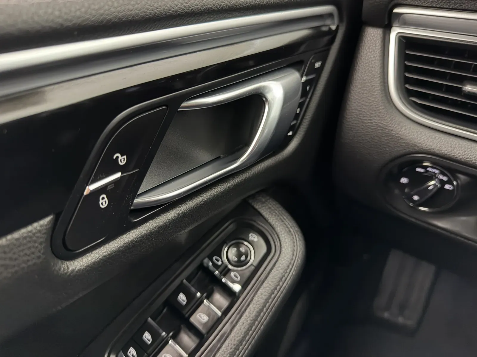 Porsche Macan photo 9