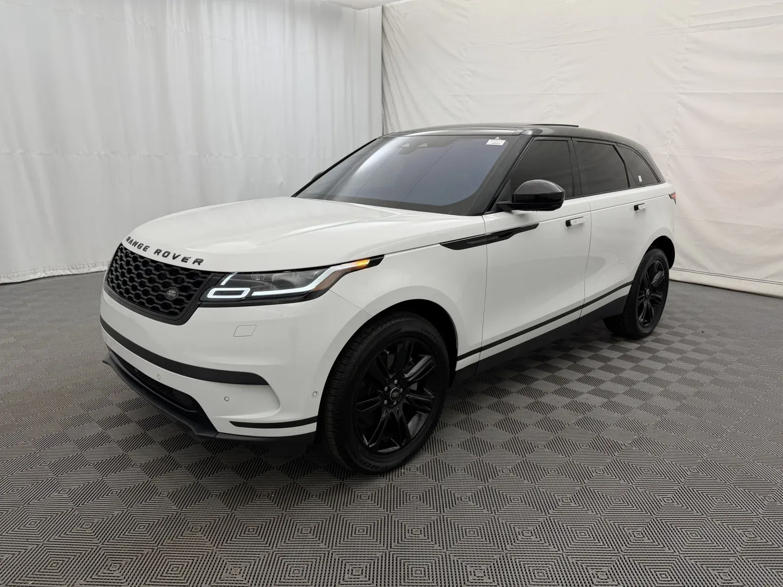 Land Rover Range Rover Velar photo 2
