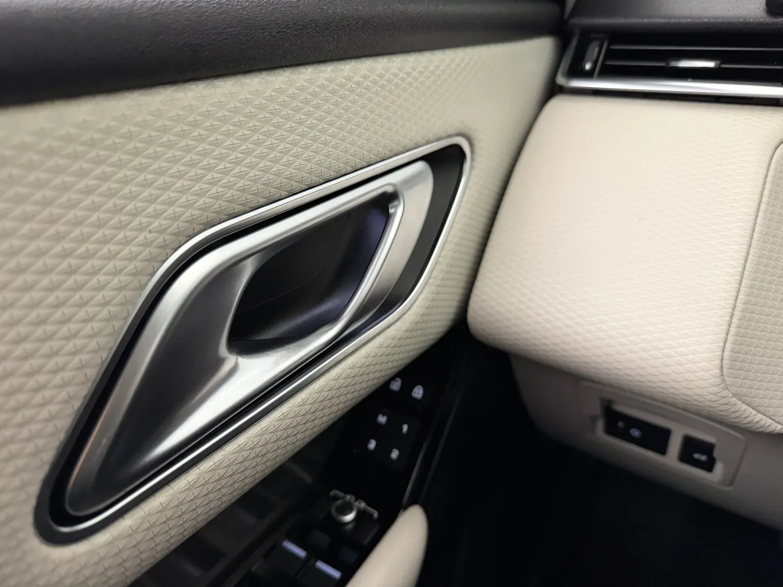 Land Rover Range Rover Velar photo 17