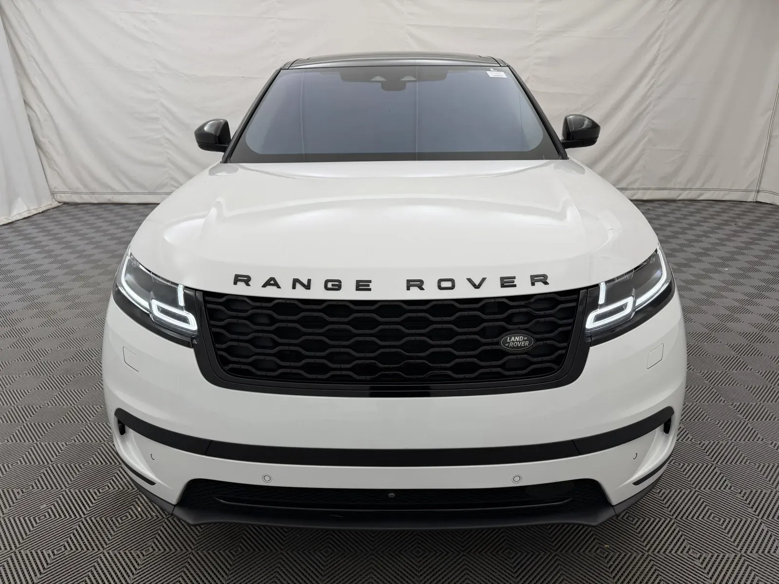Land Rover Range Rover Velar photo 3