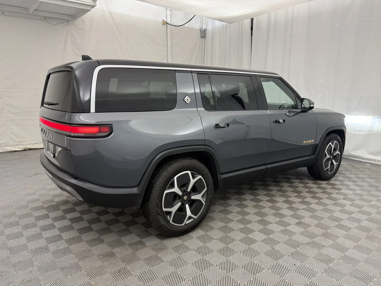 Rivian R1S photo 6