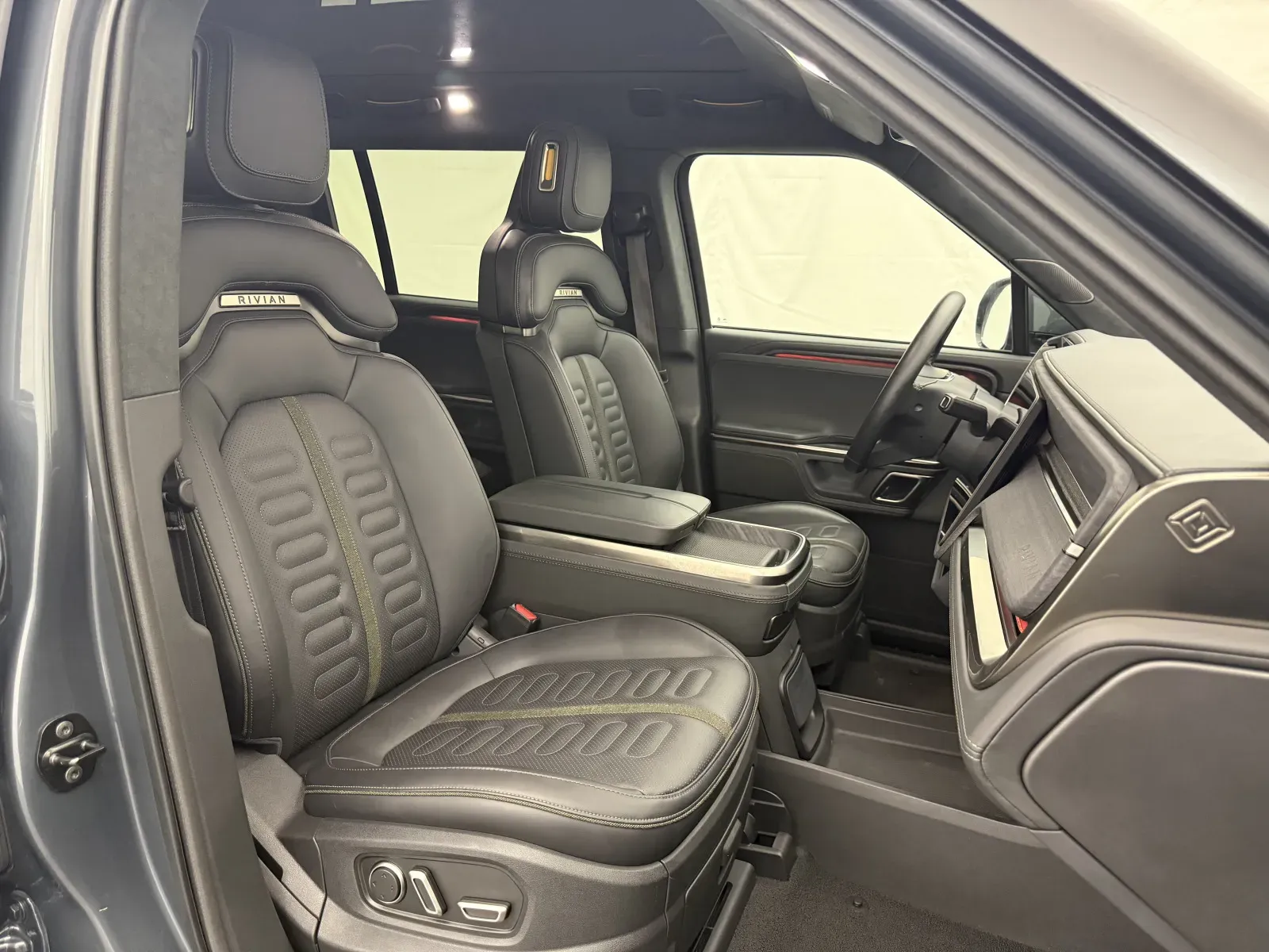 Rivian R1S photo 46