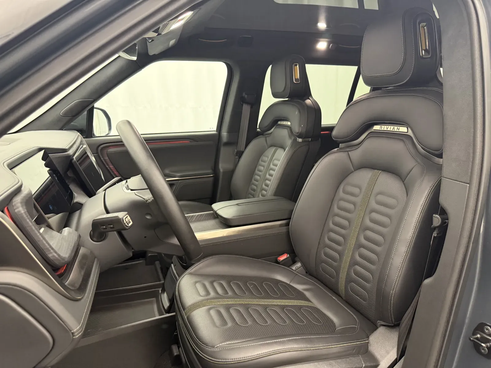 Rivian R1S photo 10