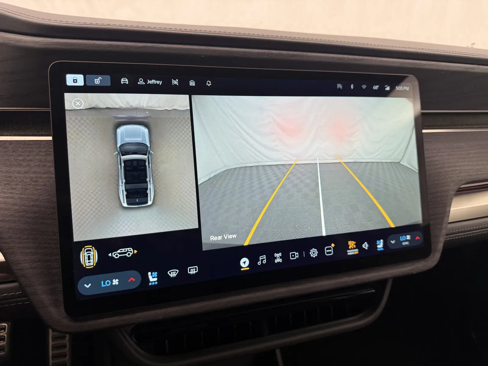Rivian R1S photo 19