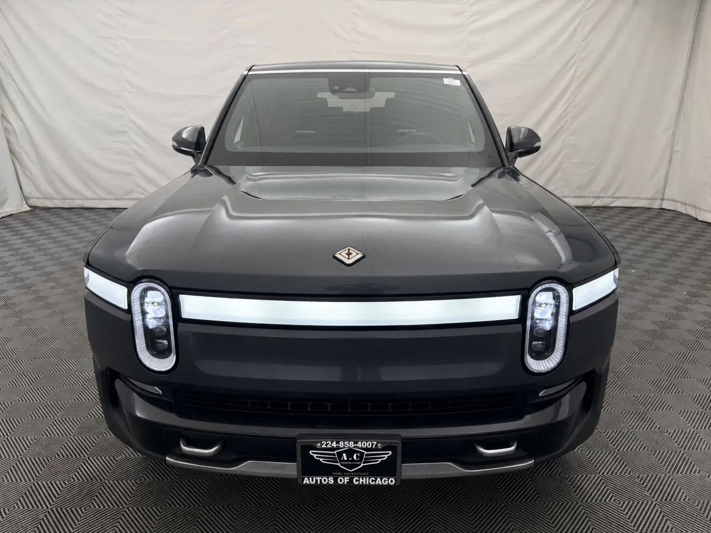 Rivian R1S photo 3