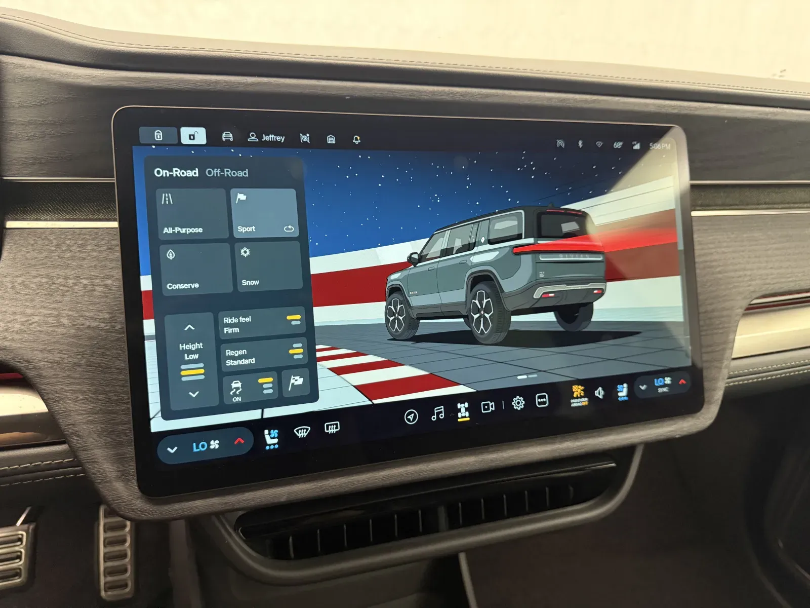 Rivian R1S photo 23