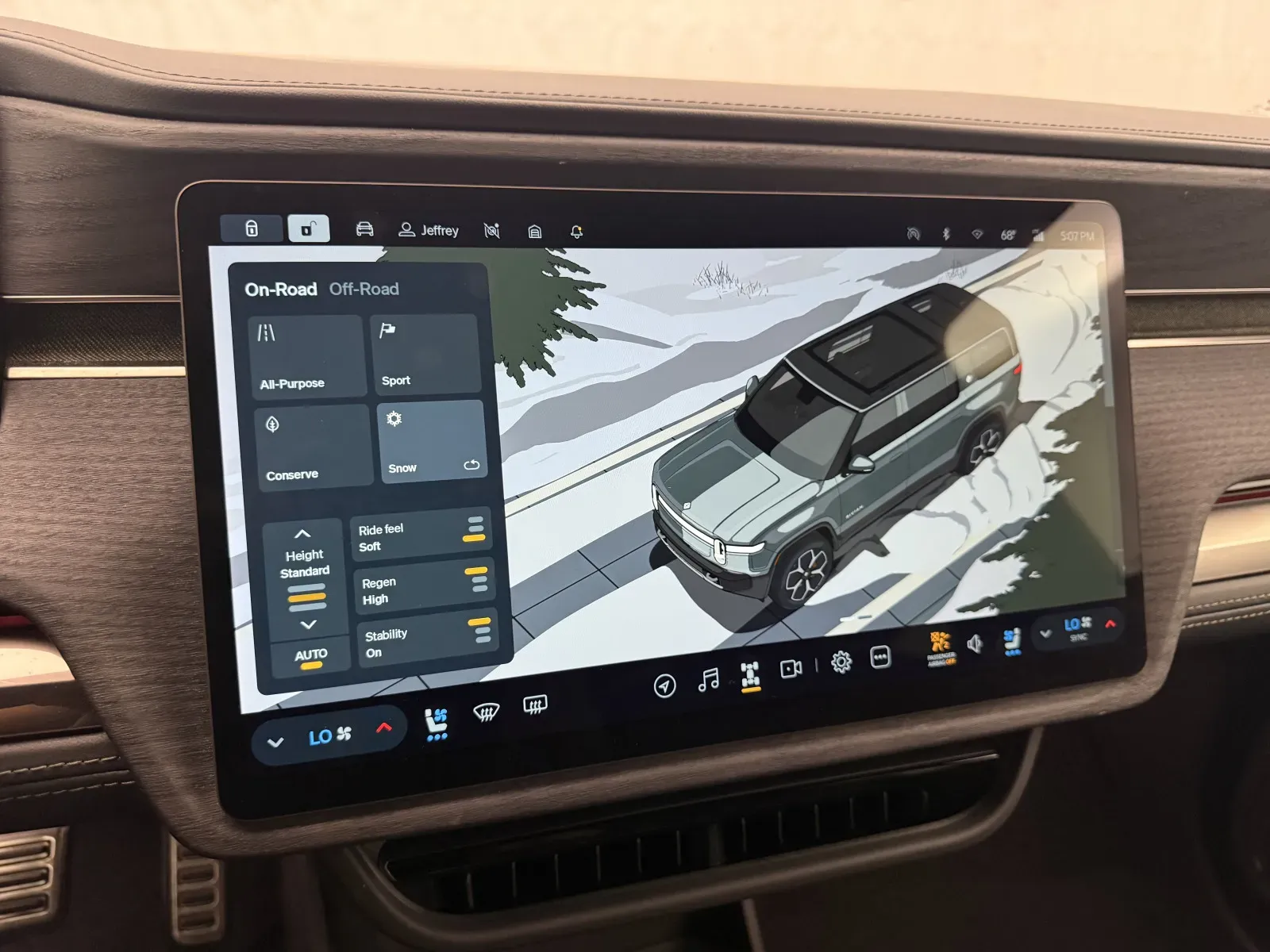 Rivian R1S photo 24