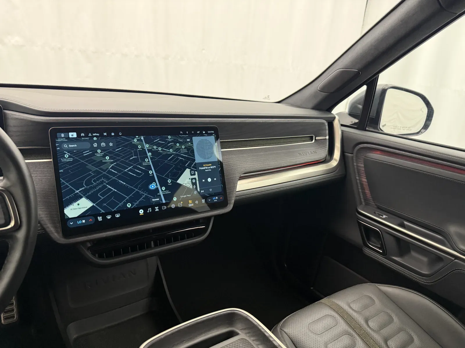 Rivian R1S photo 18