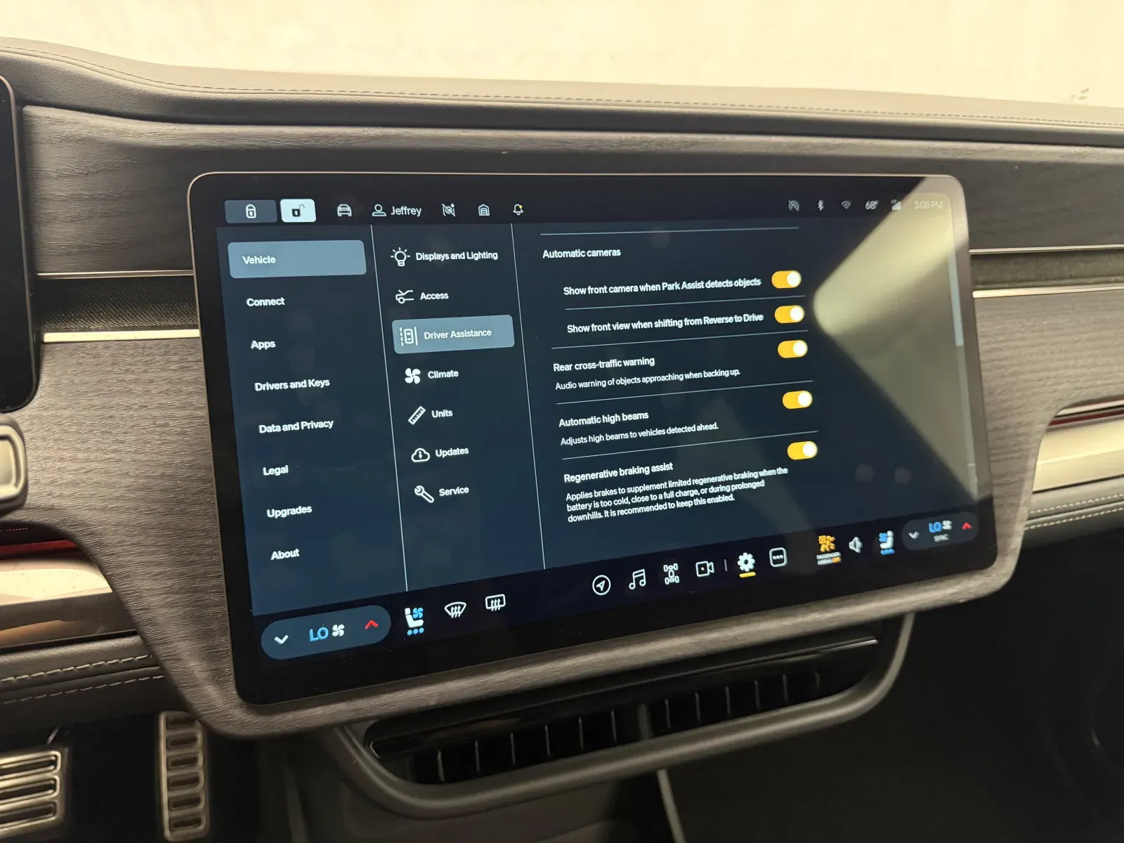Rivian R1S photo 38