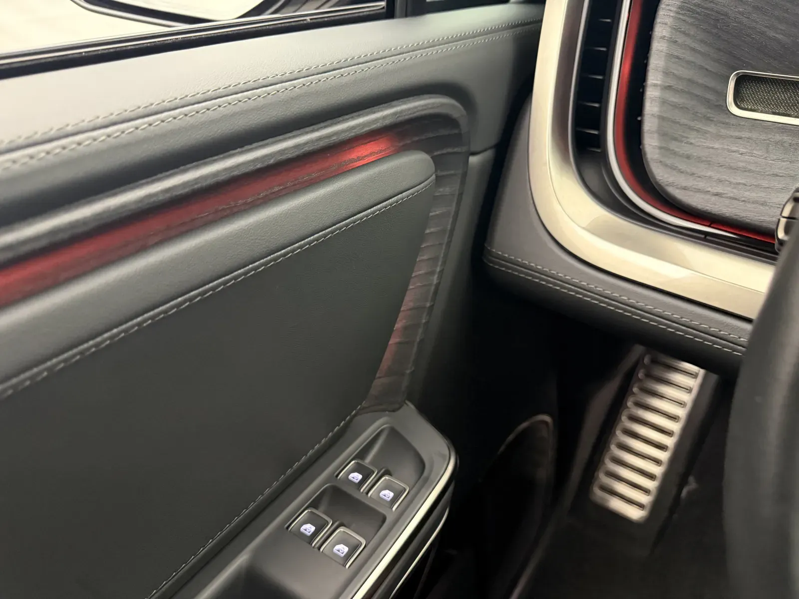 Rivian R1S photo 15