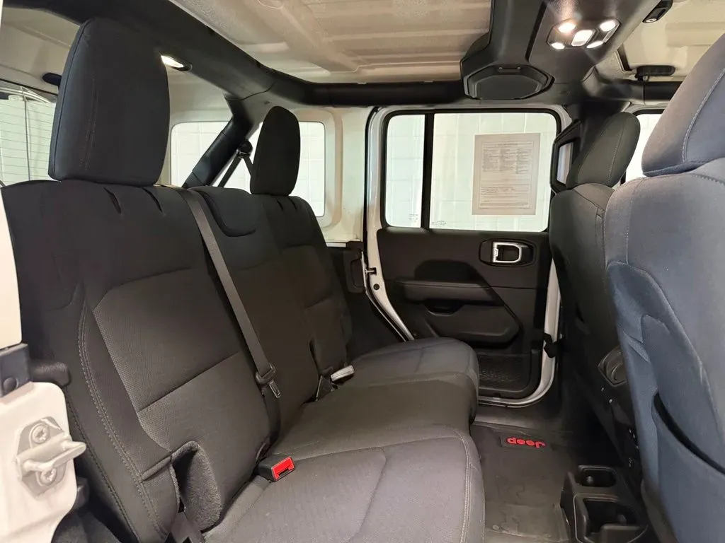 2022 Jeep Wrangler Unlimited Sahara - Photo 20