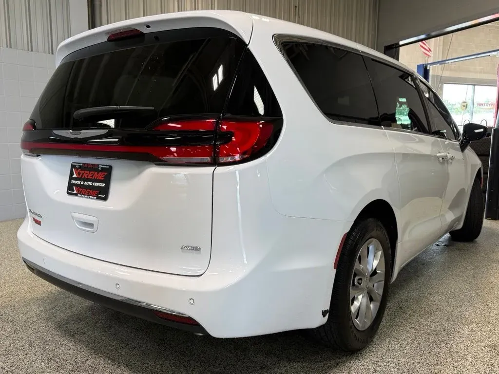2024 Chrysler Pacifica Touring L - Photo 6