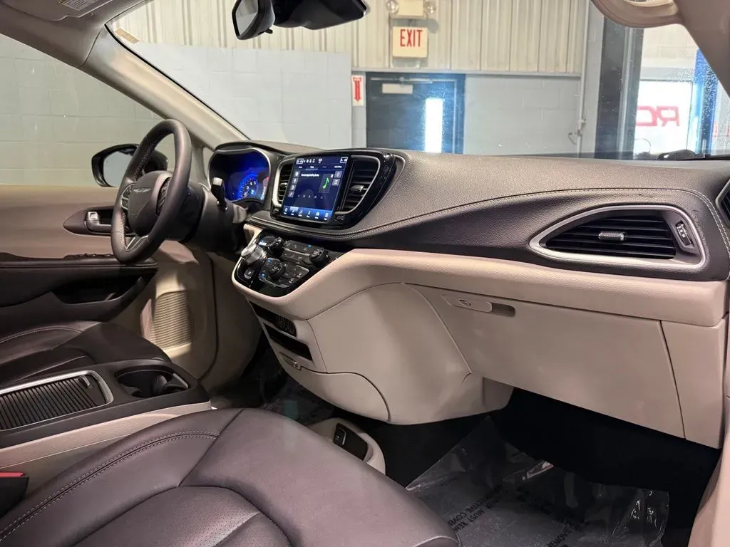 2024 Chrysler Pacifica Touring L - Photo 17