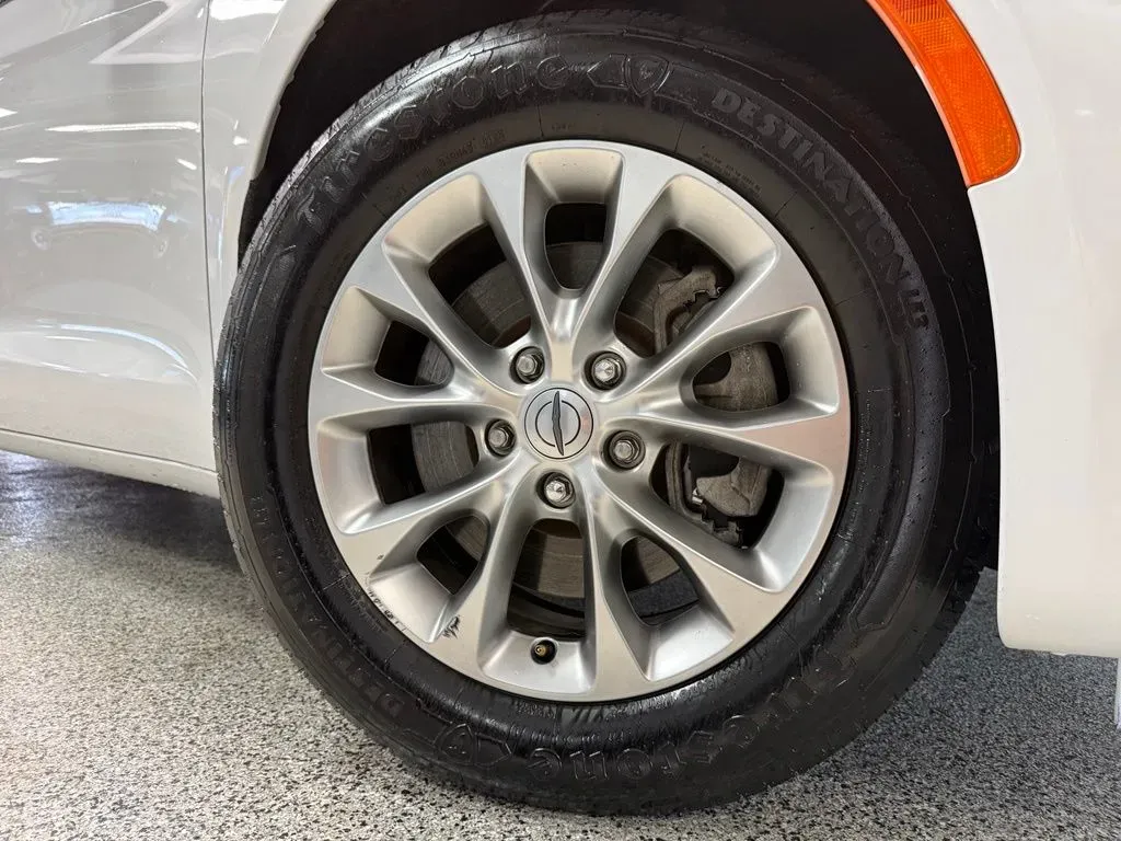 2024 Chrysler Pacifica Touring L - Photo 8