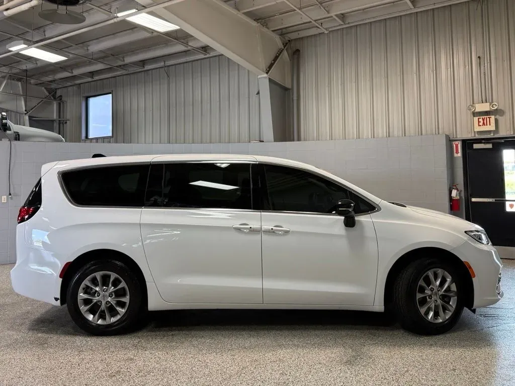 2024 Chrysler Pacifica Touring L - Photo 7